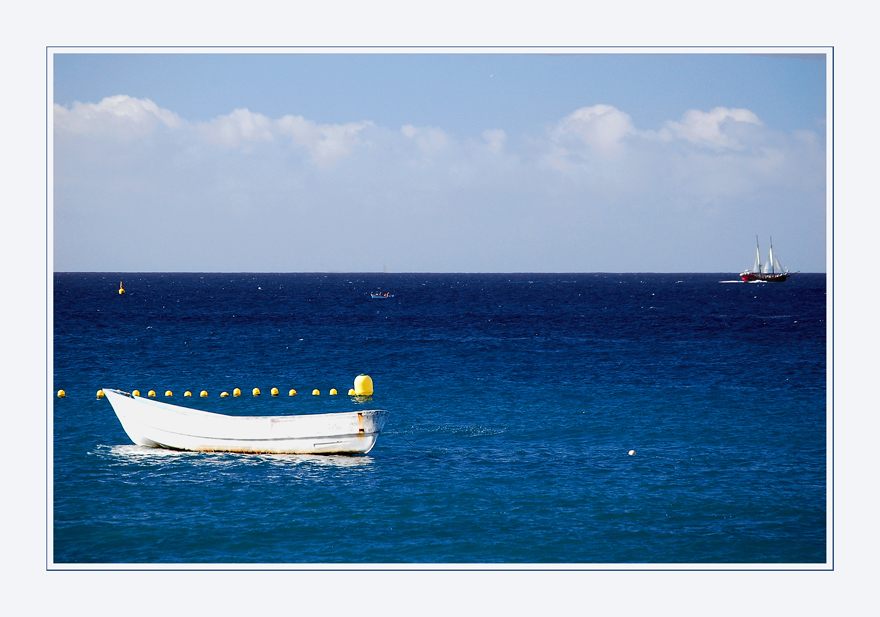 Das weiße Boot und das Meer