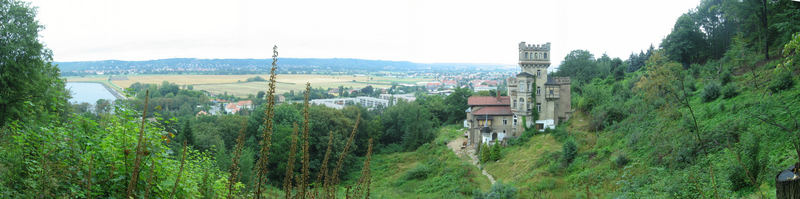 ...das Weisse Schloss in Cossebaude...