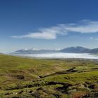 Das weit ins Land hineinreichende Fjord Eyjafjörður (Island) liegt noch im Frühnebel.