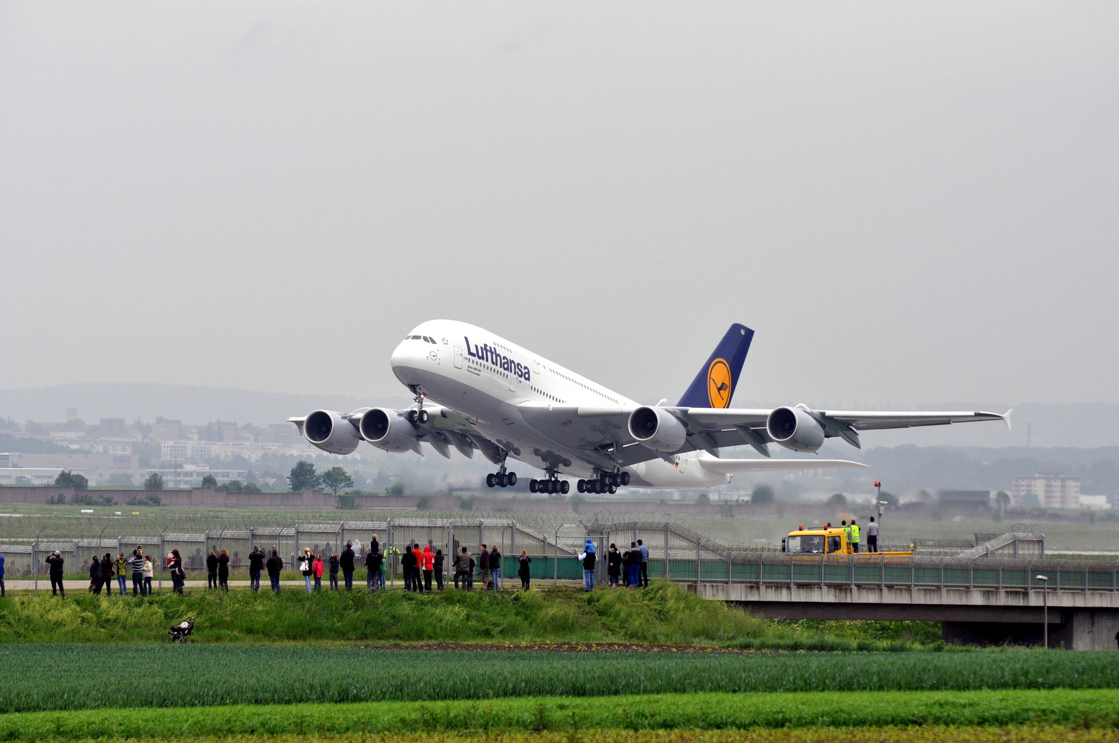 Das "WELTMEISTERTAXI" Lufthansa A380 am 2.Juni 2010 in Stuttgart