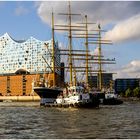 Das Wendemanöver der Peking vor der Elbphilharmonie