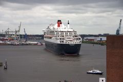 Das Wendemanöver der QM2 - 1