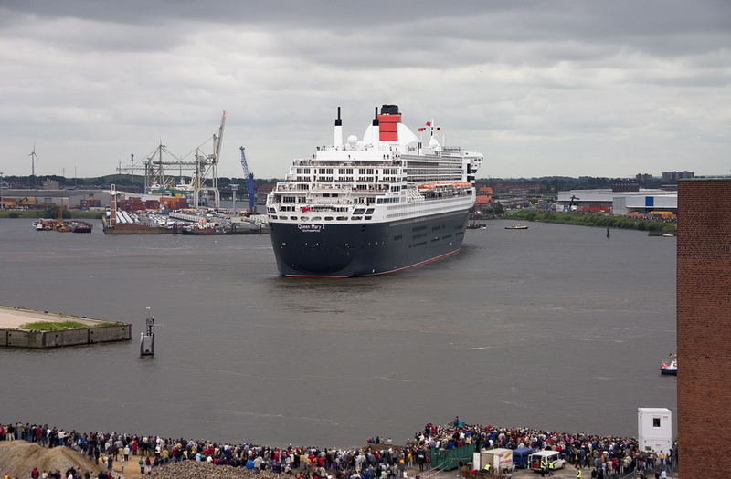 Das Wendemanöver der QM2 - 3