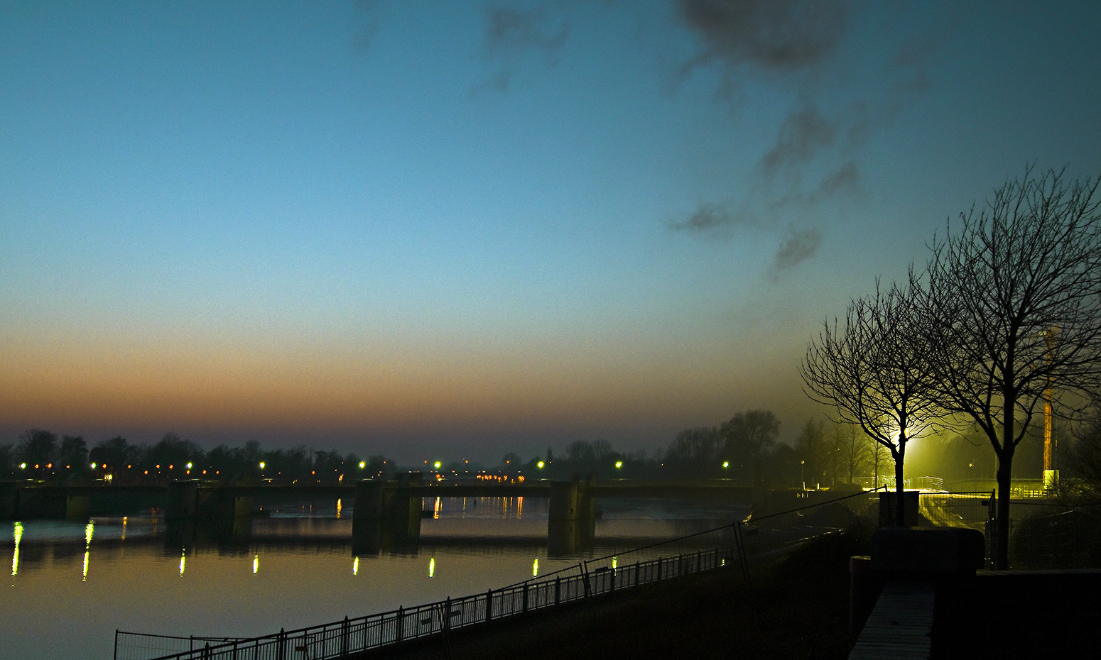 das Weserwehr zur Blauen Stunde