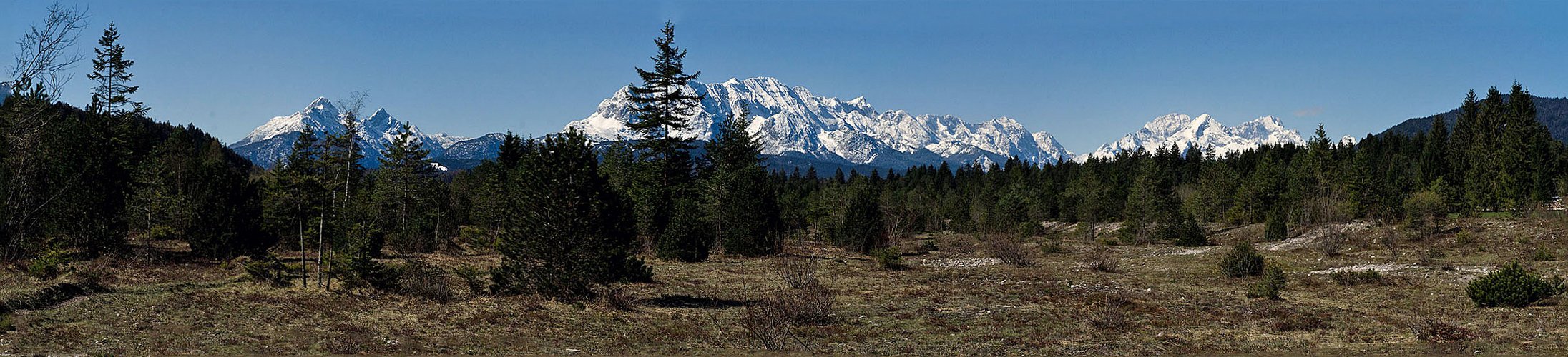 Das Wetterstein Gebirge mit Alp-und Zugspitze.