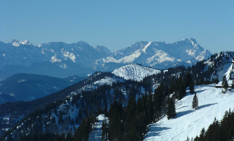 Das Wettersteingebirge vom Brauneck aus, rechts die Zugspitze