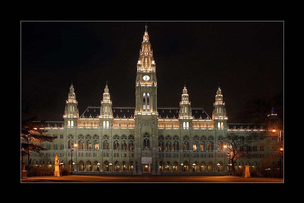 Das Wiener Rathaus bei Nacht