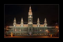 Das Wiener Rathaus bei Nacht