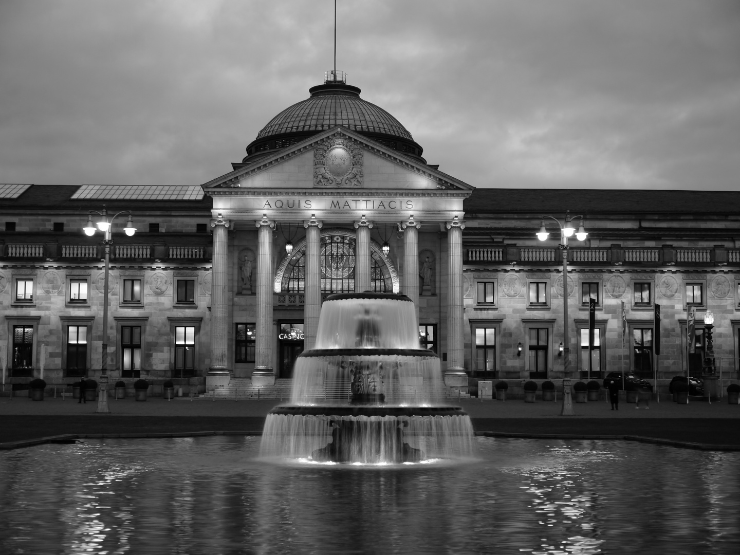 Das Wiesbadener Kurhaus am Abend