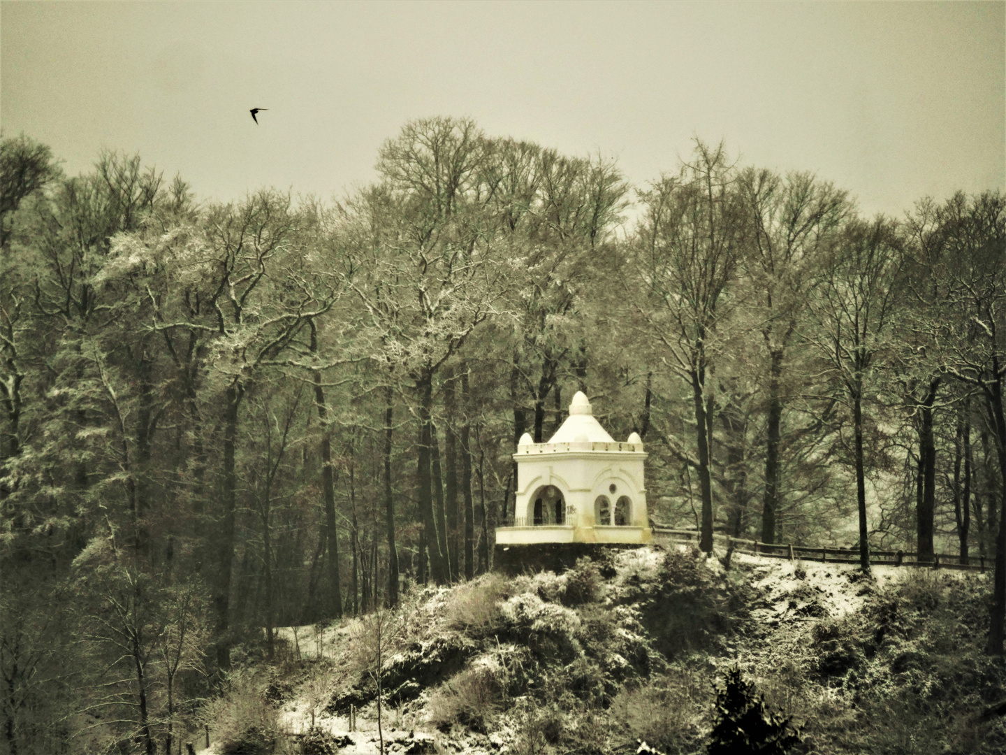 "Das Winterflüßterhäuschen."