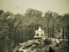 "Das Winterflüßterhäuschen."