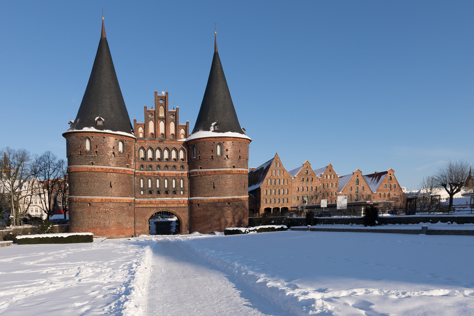 Das winterliche Holstentor und der Salzspeicher in Lübeck