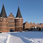 Das winterliche Holstentor und der Salzspeicher in Lübeck