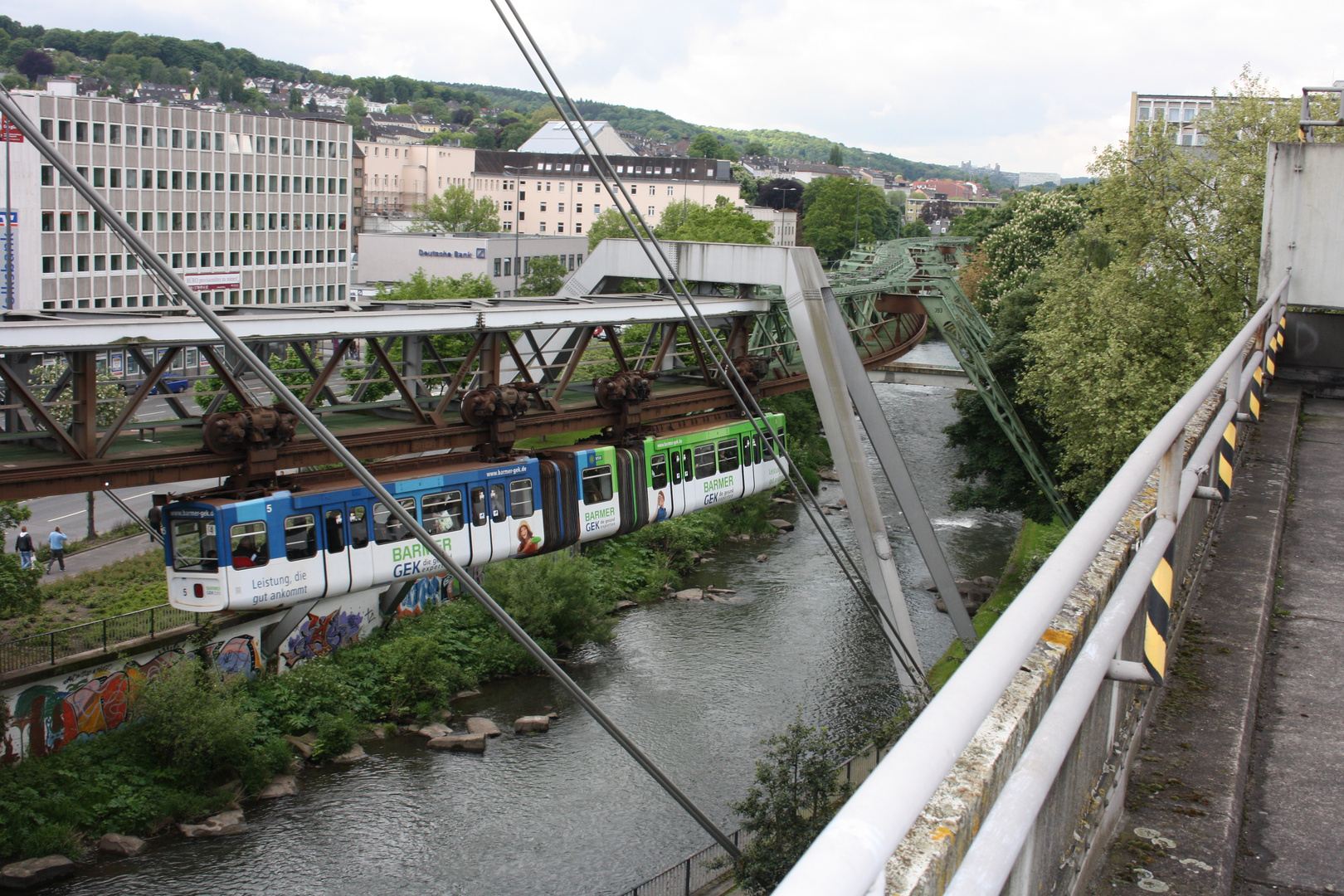 Das wohl sicherste Verkehrsmittel der Welt.Die Wuppertaler Schwebebahn am Alter Markt in Barmen.