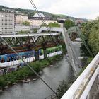 Das wohl sicherste Verkehrsmittel der Welt.Die Wuppertaler Schwebebahn am Alter Markt in Barmen.