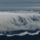 Das Wolkenmeer ergießt sich ins Tal