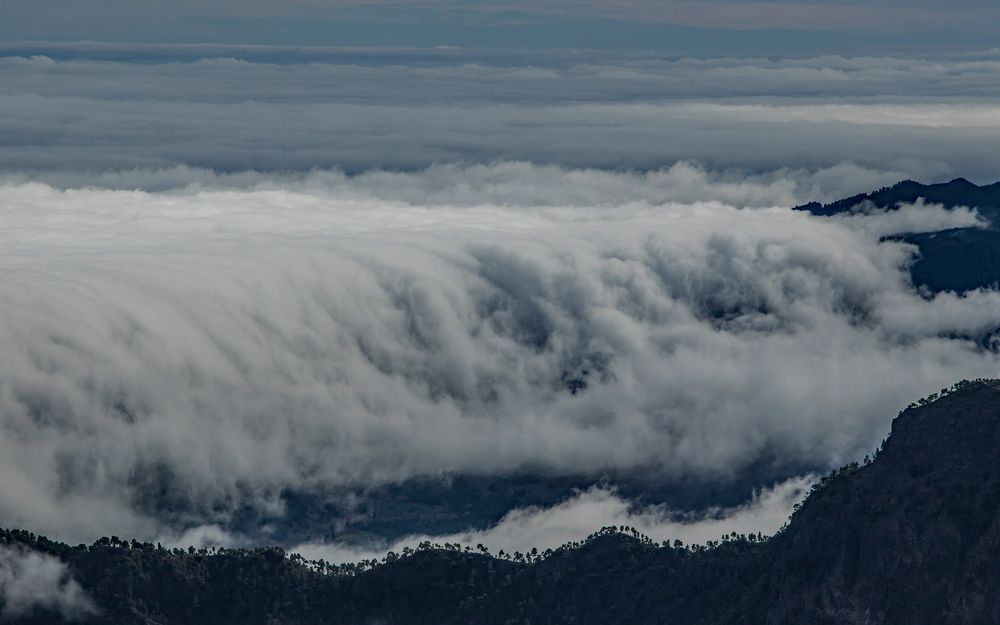 Das Wolkenmeer ergießt sich ins Tal