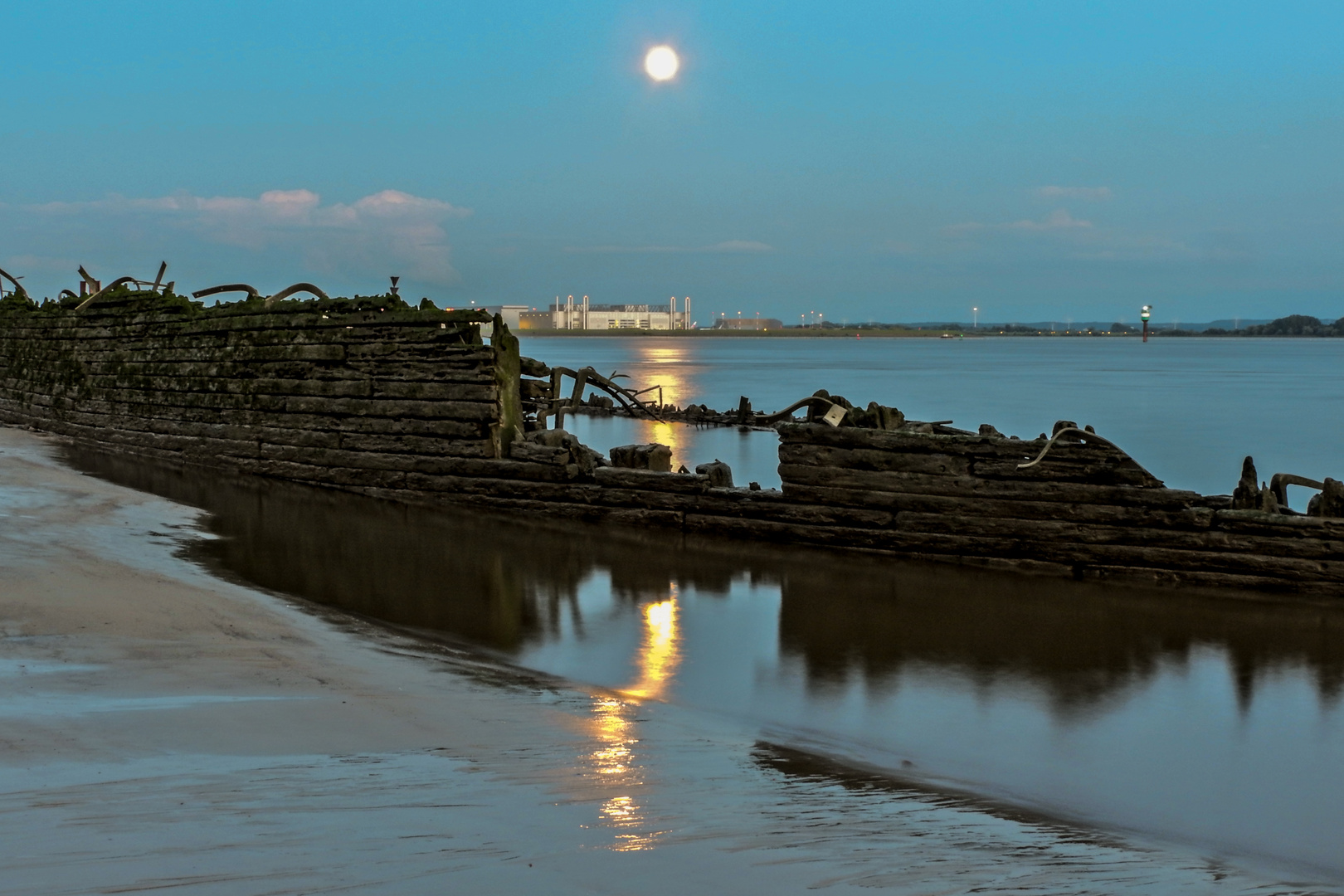 Das Wrack der Polsterjan vor Hamburg-Blankenese