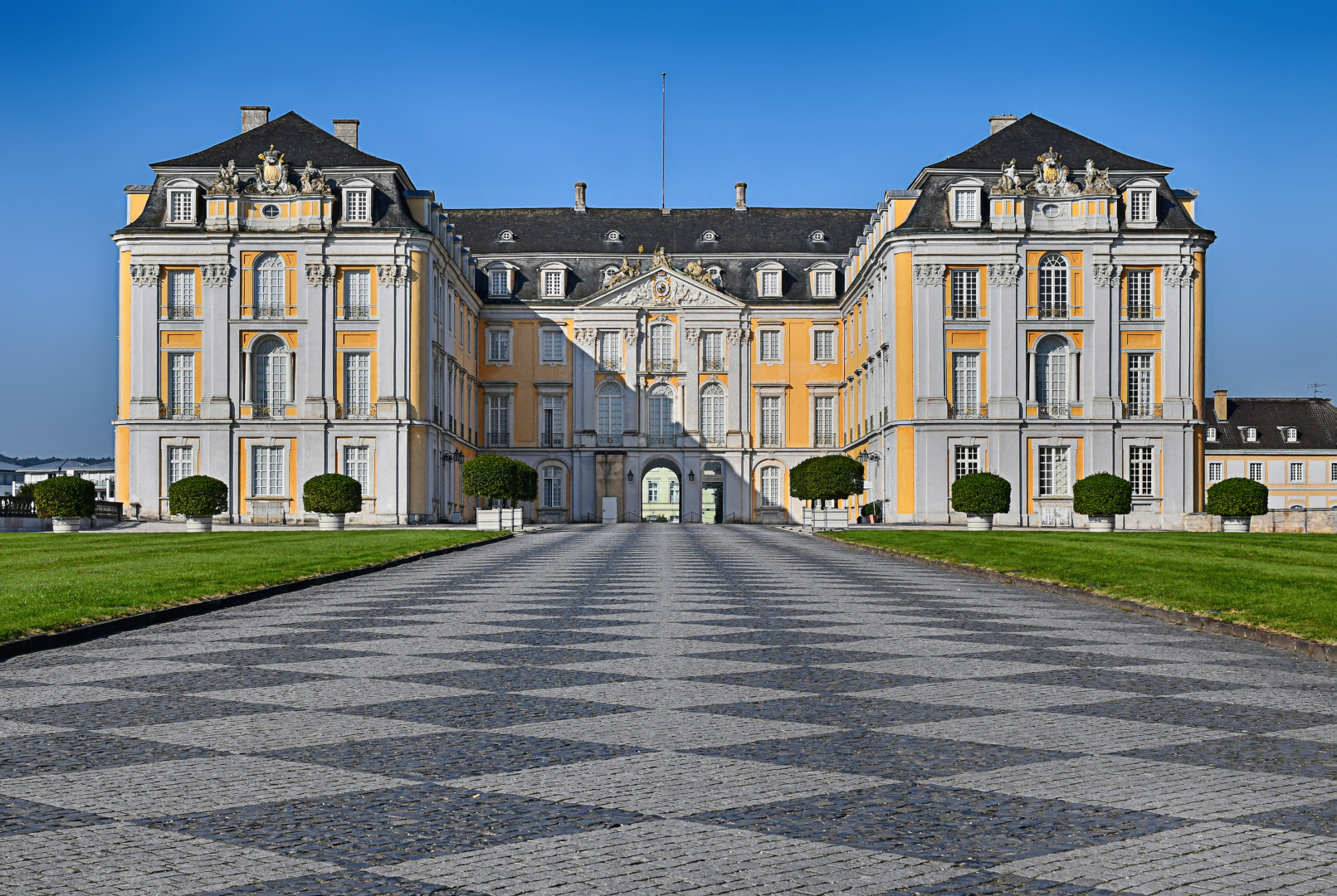 Das wunderschöne Brühler Schloss Augustusburg (Blick von Osten) ...