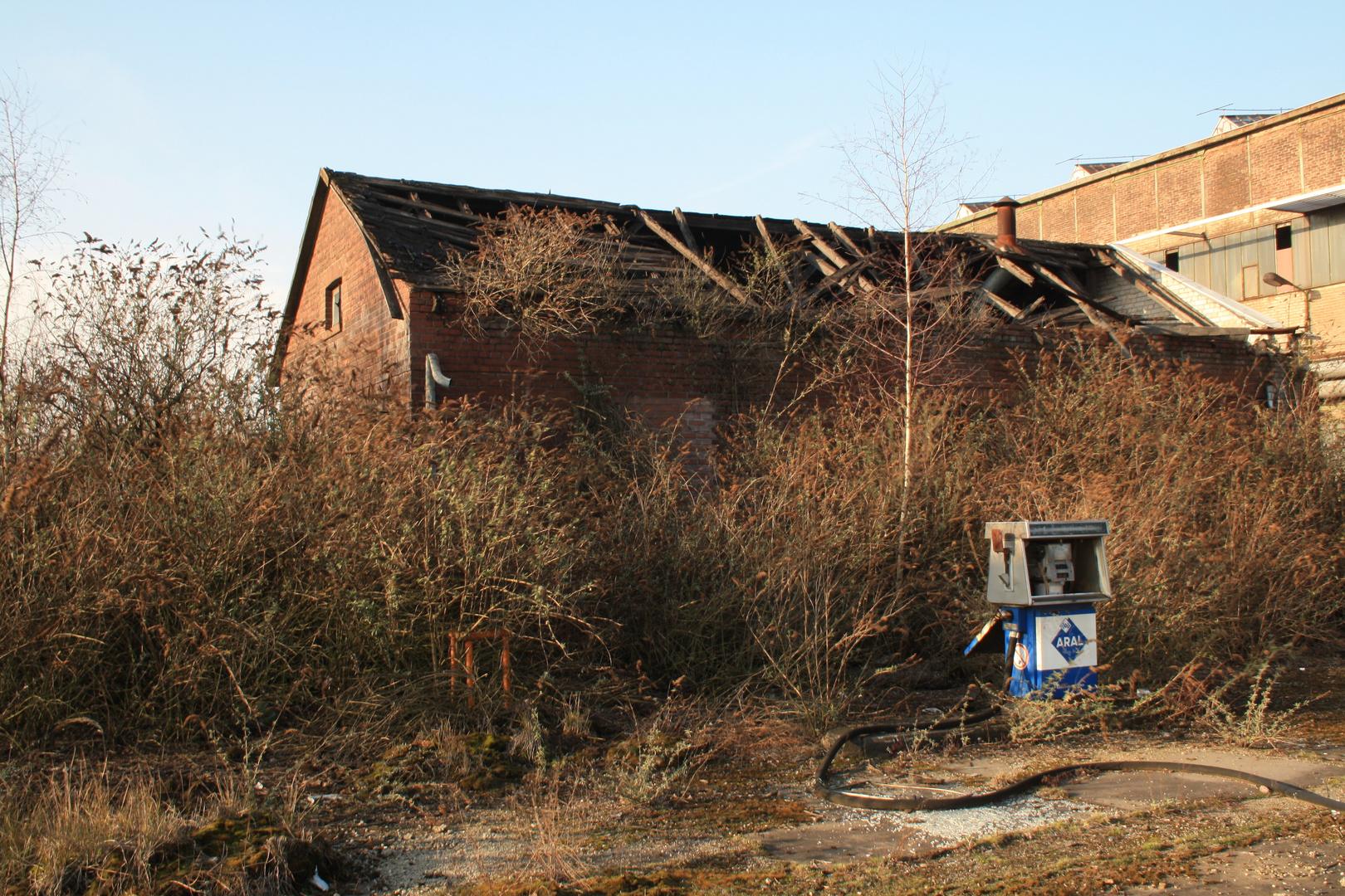 Das zerfallende Haus neben der Tanksäule