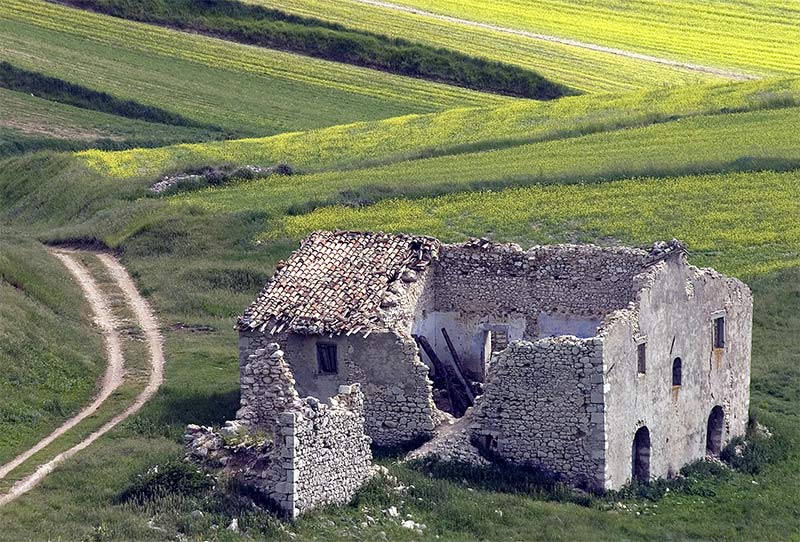 Das zerfallene Landhaus auf der blühenden Hochebene