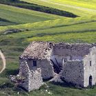 Das zerfallene Landhaus auf der blühenden Hochebene