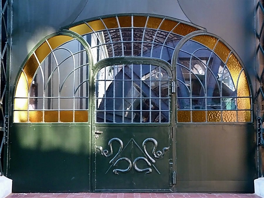 Das zweite Jugendstil-Portal . . . .