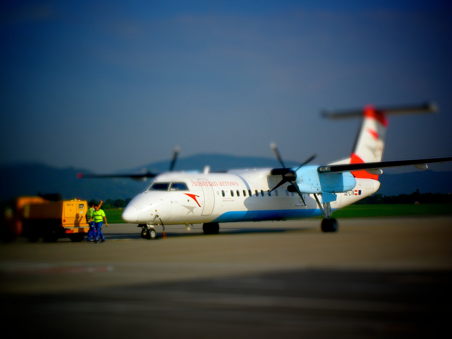 Dash 8 der AUA am Flughafen Graz (Tilt Shift v0.004)