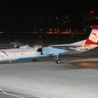 Dash 8-Q400 bei Nacht in Innsbruck