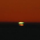 ..dass ein "Grüner Blitz" ( Green Flash ) am oberen Sonnenrand sichtbar wird