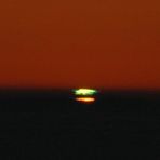 ..dass ein "Grüner Blitz" ( Green Flash ) am oberen Sonnenrand sichtbar wird