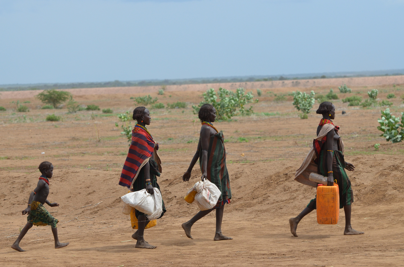 Dassanetch-Frauen mit Kind unterwegs in der Savanne (Süd-Äthiopien)