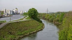 Datteln-Hamm-Kanal und Lippe einträchtig nebeneinander, gesehen von der Eisenbahnbrücke ...