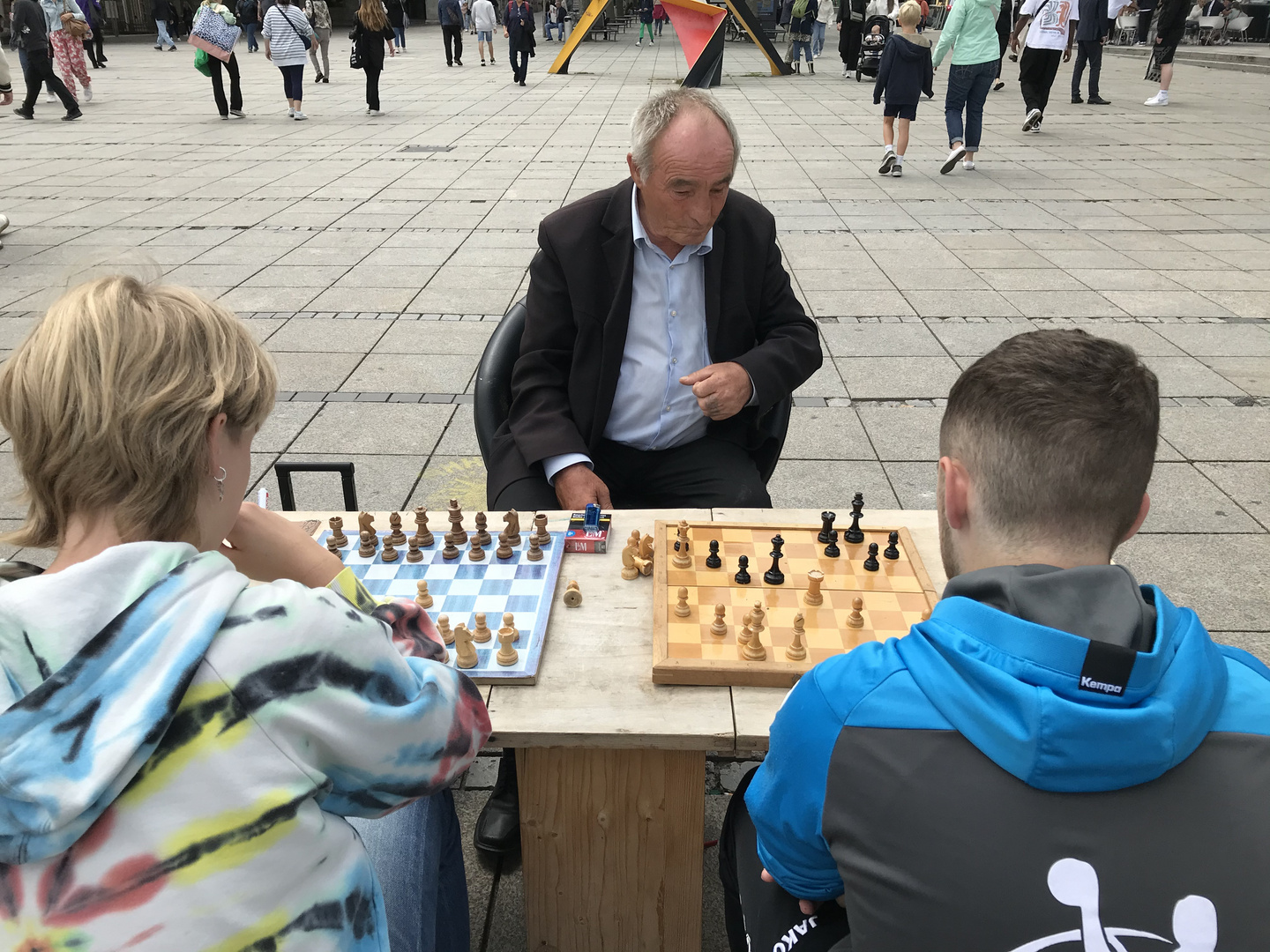 // Dauer Schachspieler auf der  Stuttgarter Königstrasse // Spieleintritt Zwei Euro