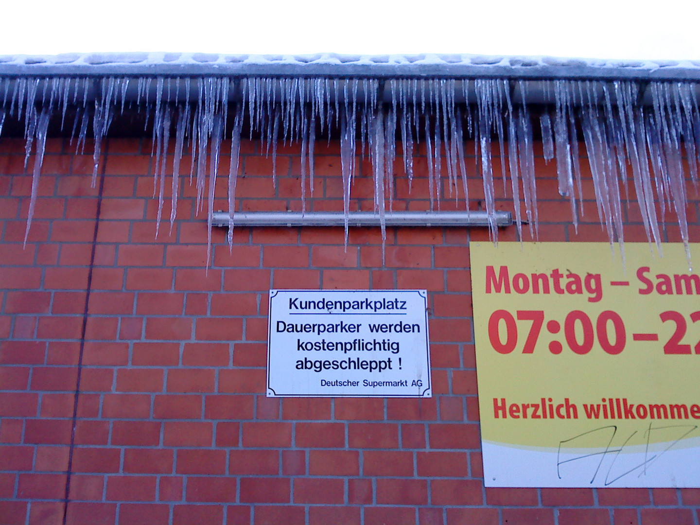 Dauerparker werden mit Eiszapfen abgeworfen (: