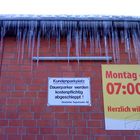 Dauerparker werden mit Eiszapfen abgeworfen (: