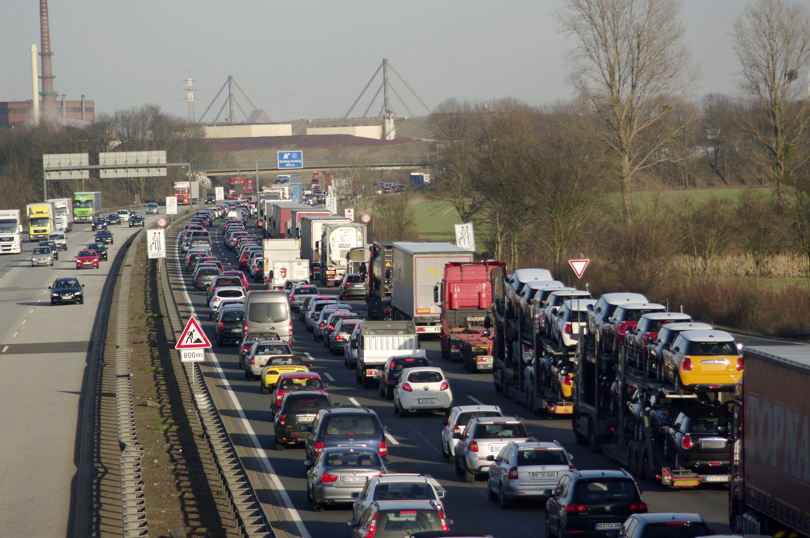 Dauerstau vor der Autobahnbrücke in Duisburg