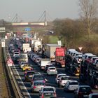 Dauerstau vor der Autobahnbrücke in Duisburg