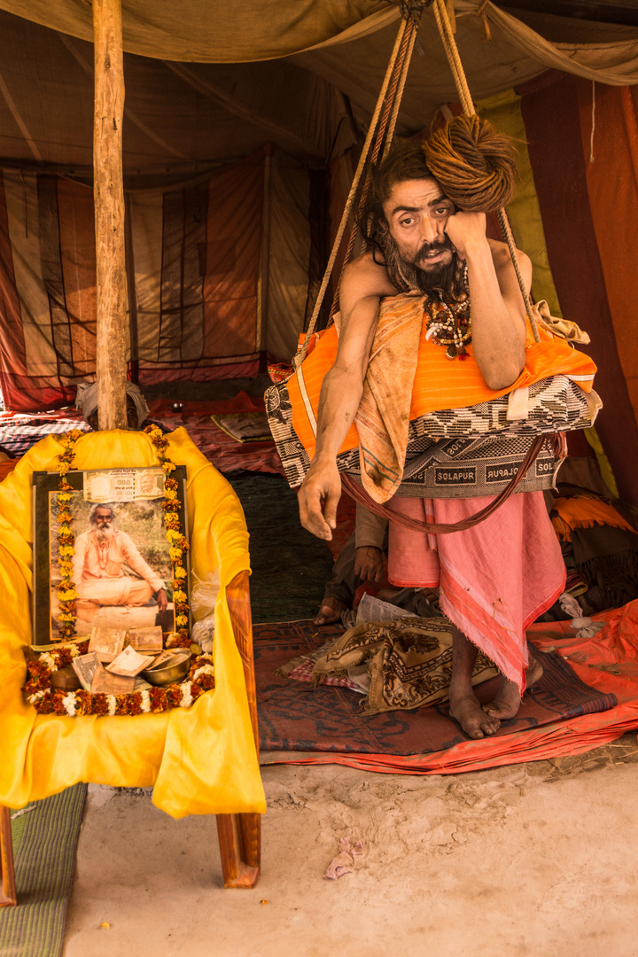 Dauerstehender Saddhu auf der Kumbh Mela 2013