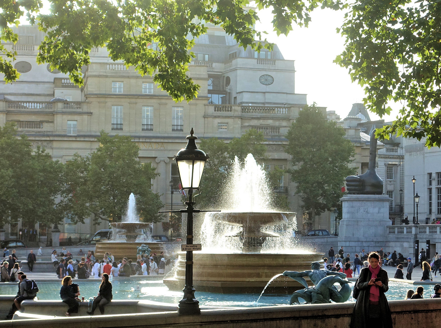 daumen hoch am trafalgar square