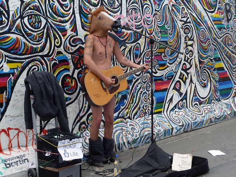 Davanti al muro di Berlino