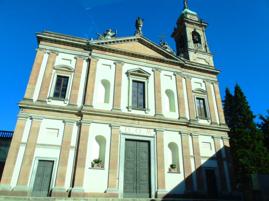 davanti alla chiesa di Besano