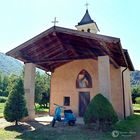 Davanti alla chiesa in Vespa