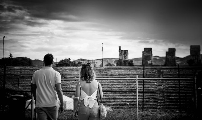 davanti alle rovine..