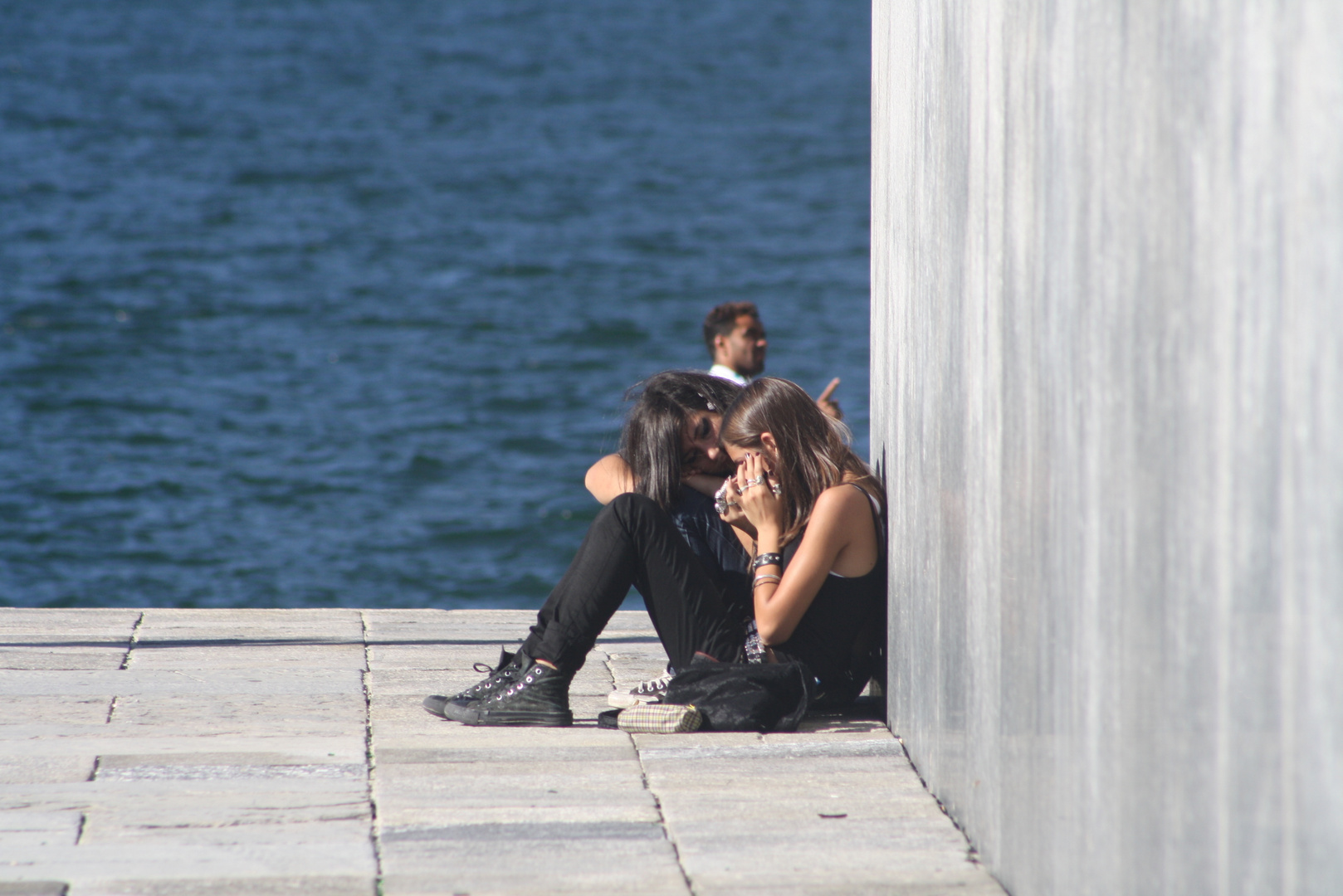 davanti allo specchio d'acqua