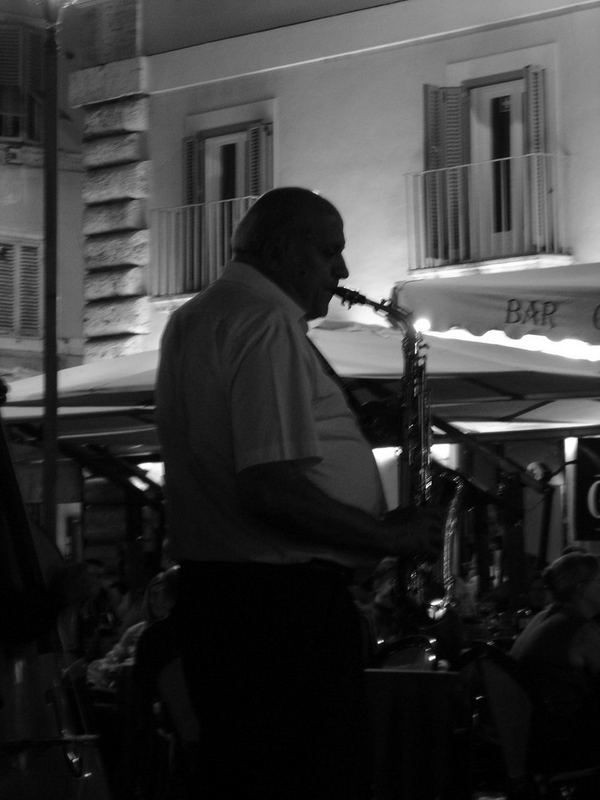 davanti un bar, note di sax