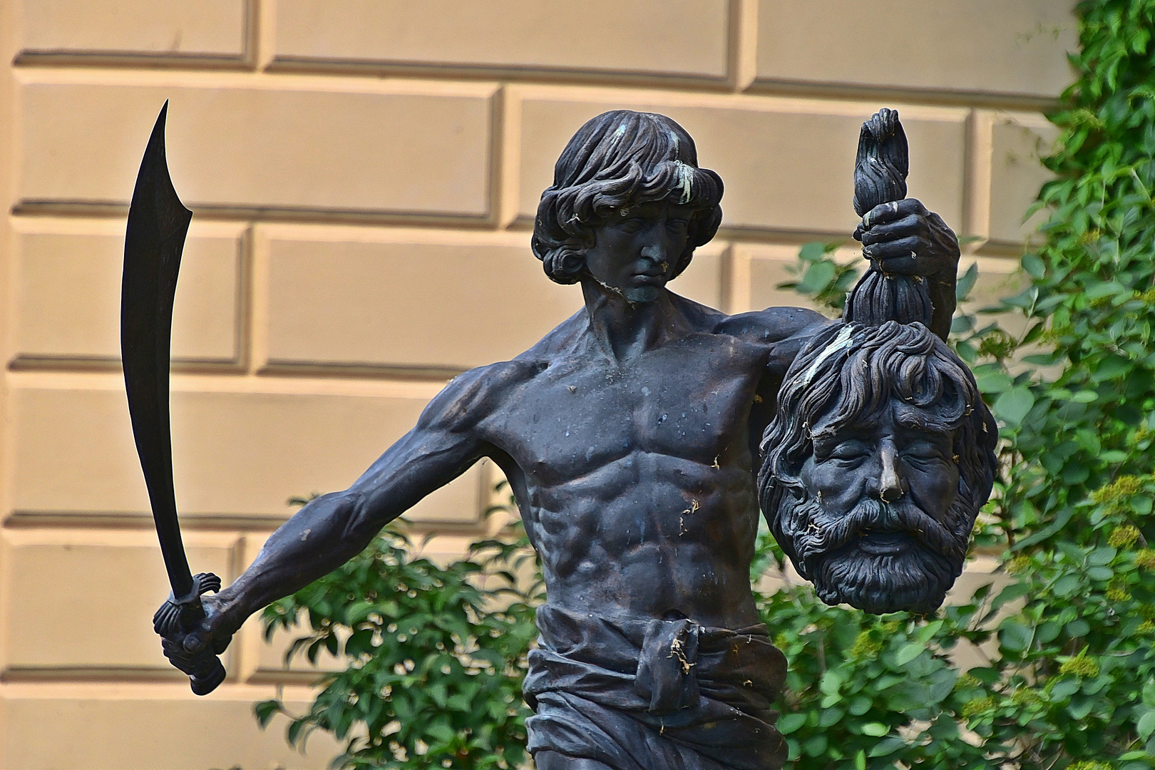 David gegen Goliath – Bronze-Statue aus dem Jahr 1857 / Schloss Schwein