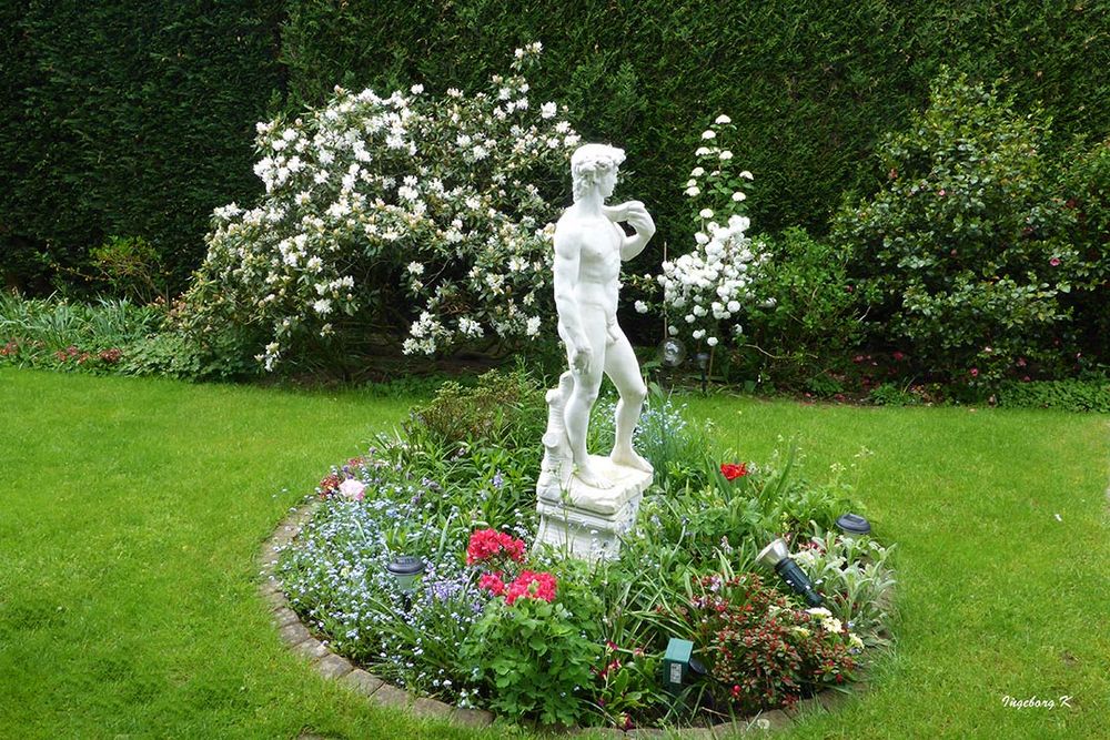 David im Frühlingsgarten