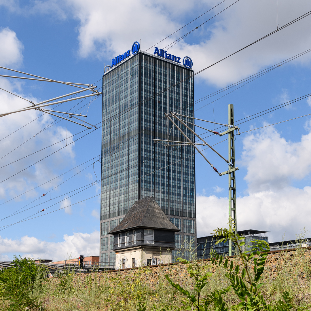 David und Goliath, Alt und Neu: Stellwerk vor Allianztower in Berlin