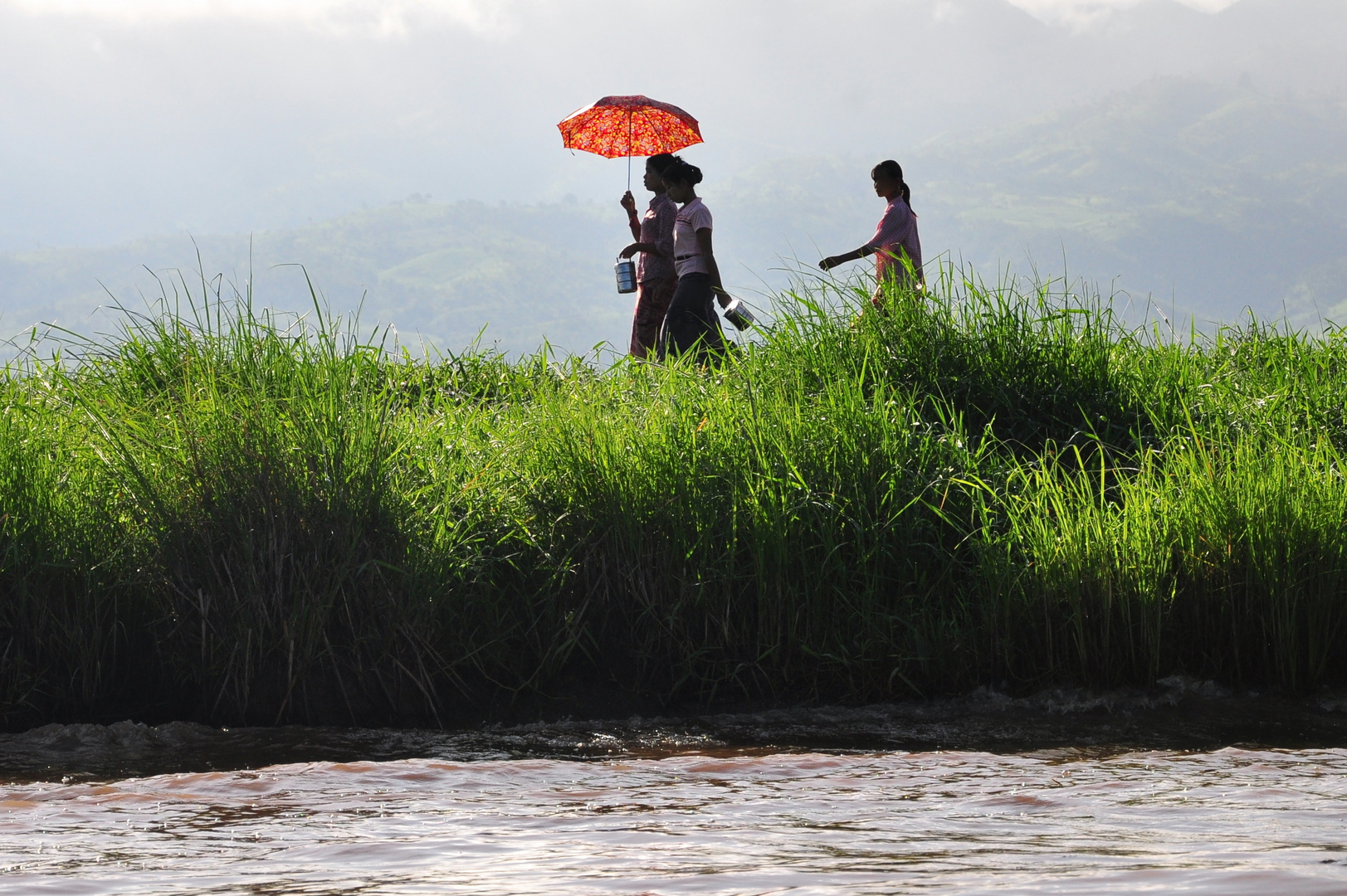 Daylight colors in Inle Lake